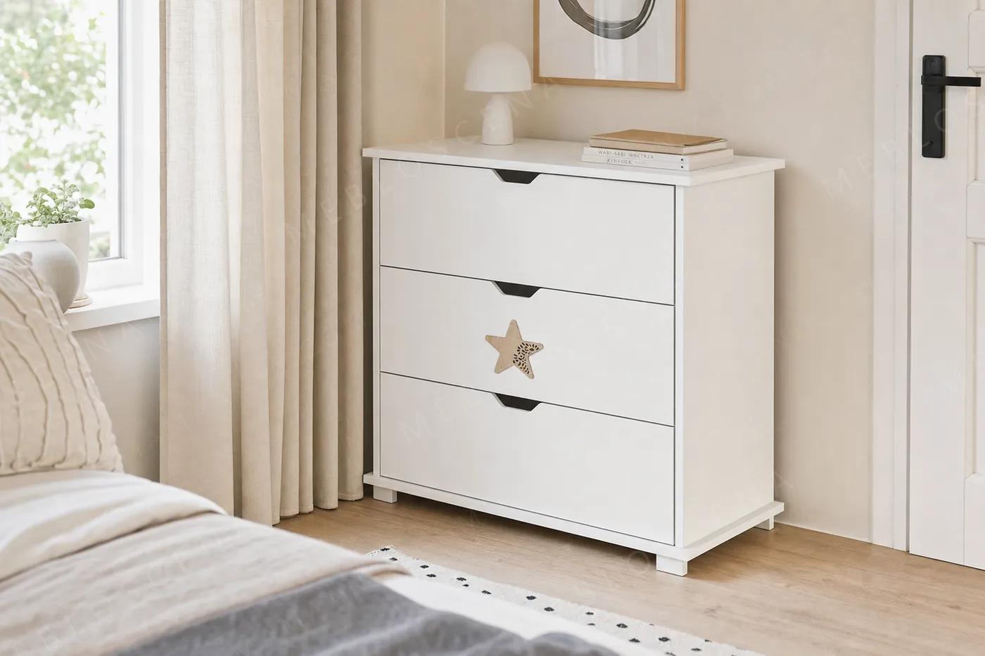 Komoda STARS BABY w jasnej sypialni przy oknie z ceramiczną lampką